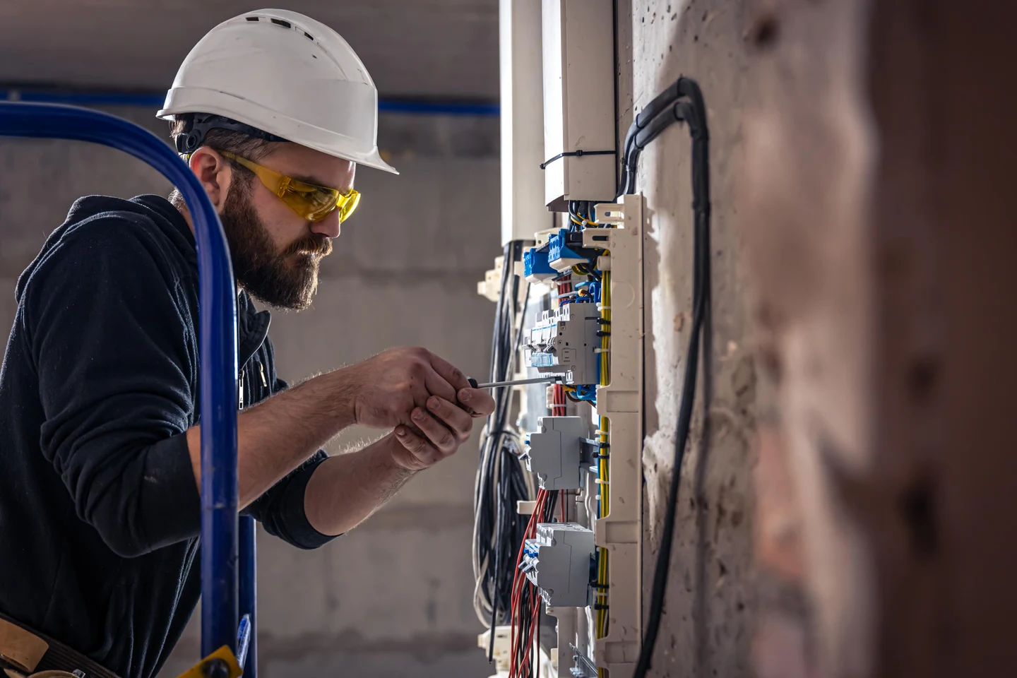 f3a0da9f-8117-4b07-85b1-561346d69686-male-electrician-works-switchboard-with-electrical-connecting-cable.jpg